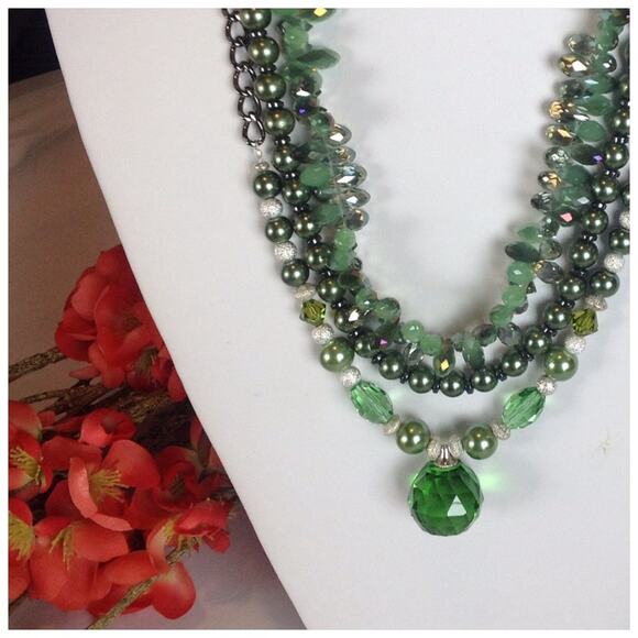Beautiful Emerald Green Pearl-Like Necklace - Picture 2 of 7